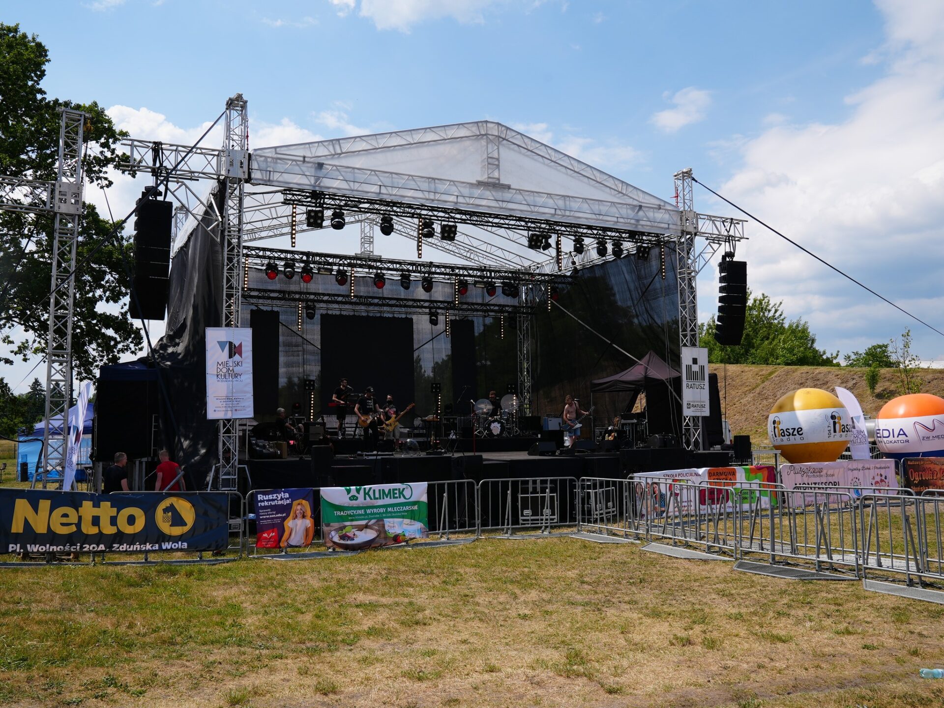 354456697 712076890724445 1995754351574752896 N