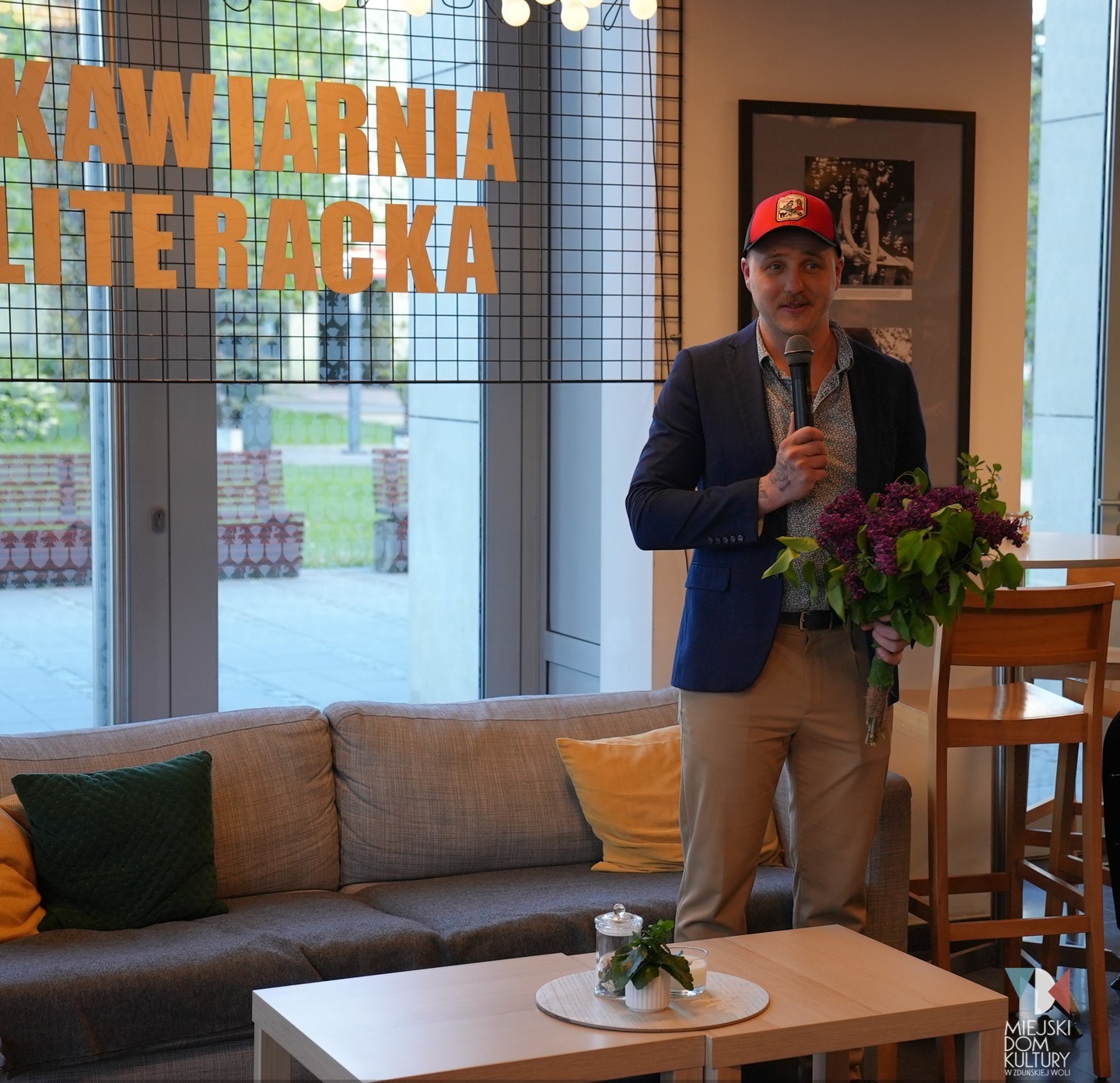 fotografia przedstawią artystę fotografika Kamila Tusta, który prezentuje swoje fotografie w Kawiarni Literackiej.