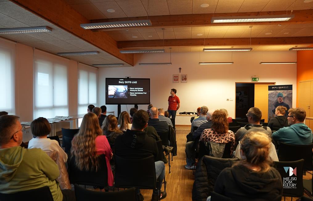 fotografia przedstawia przewodnika Mateusza Głuszczyńskiego, który opowiadała o swojej górskiej pasji na spotkaniu w dniu 26 kwietnia.