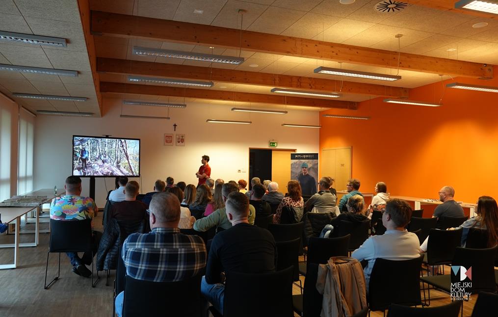 fotografia przedstawia przewodnika Mateusza Głuszczyńskiego, który opowiadała o swojej górskiej pasji na spotkaniu w dniu 26 kwietnia.