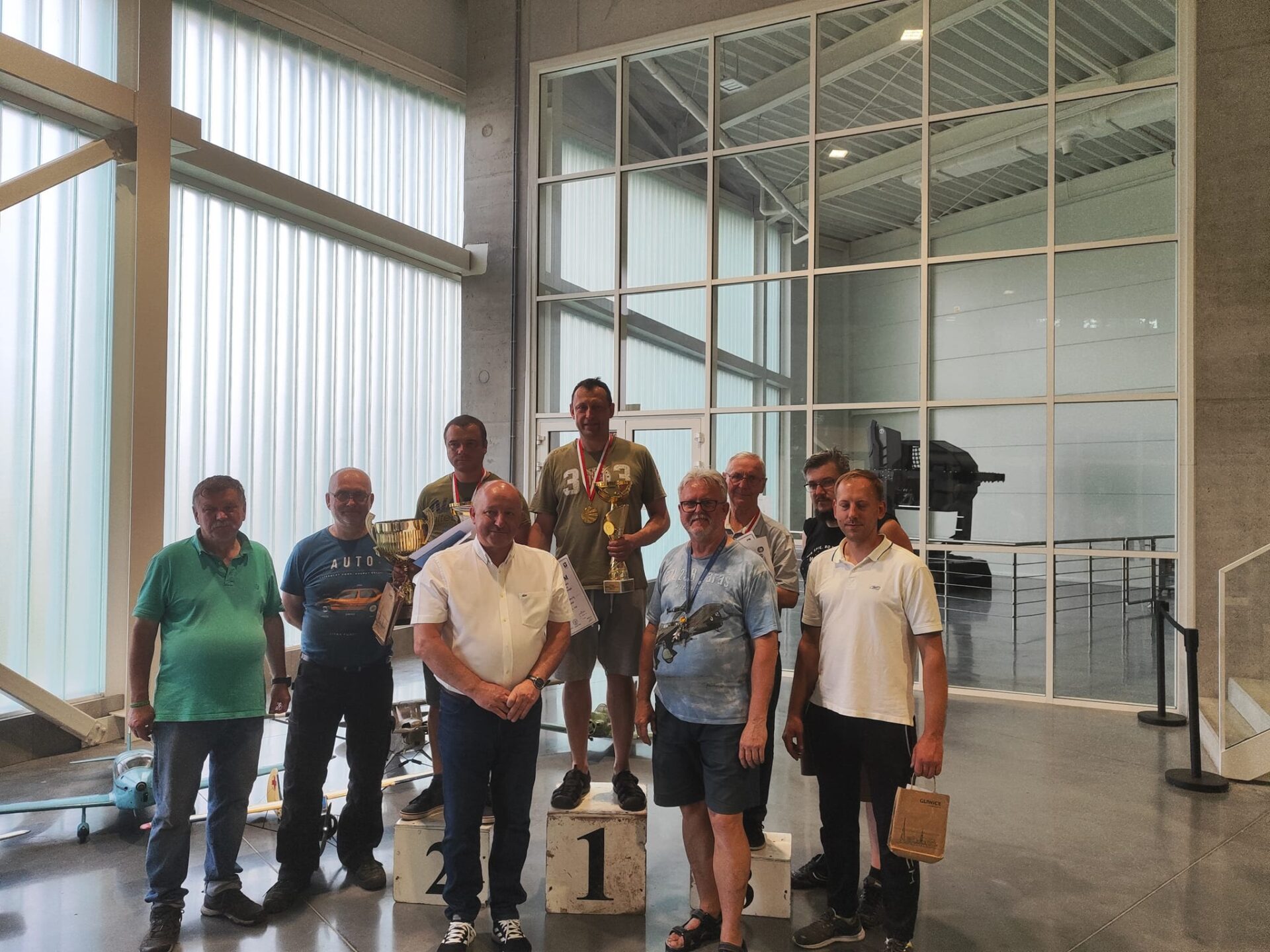 zdjęcie przedstawia modelarzy z sekcji modelarskiej MDK i innych modelarzy, którzy brali udział w Mistrzostwach Polski Modeli Latających.