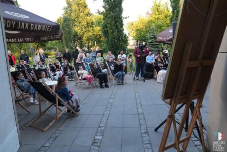 zdjęcie przedstawia uczestnik&oacute;w koncertu Piosenki Turystycznej, jaki odbył się 12 czerwca