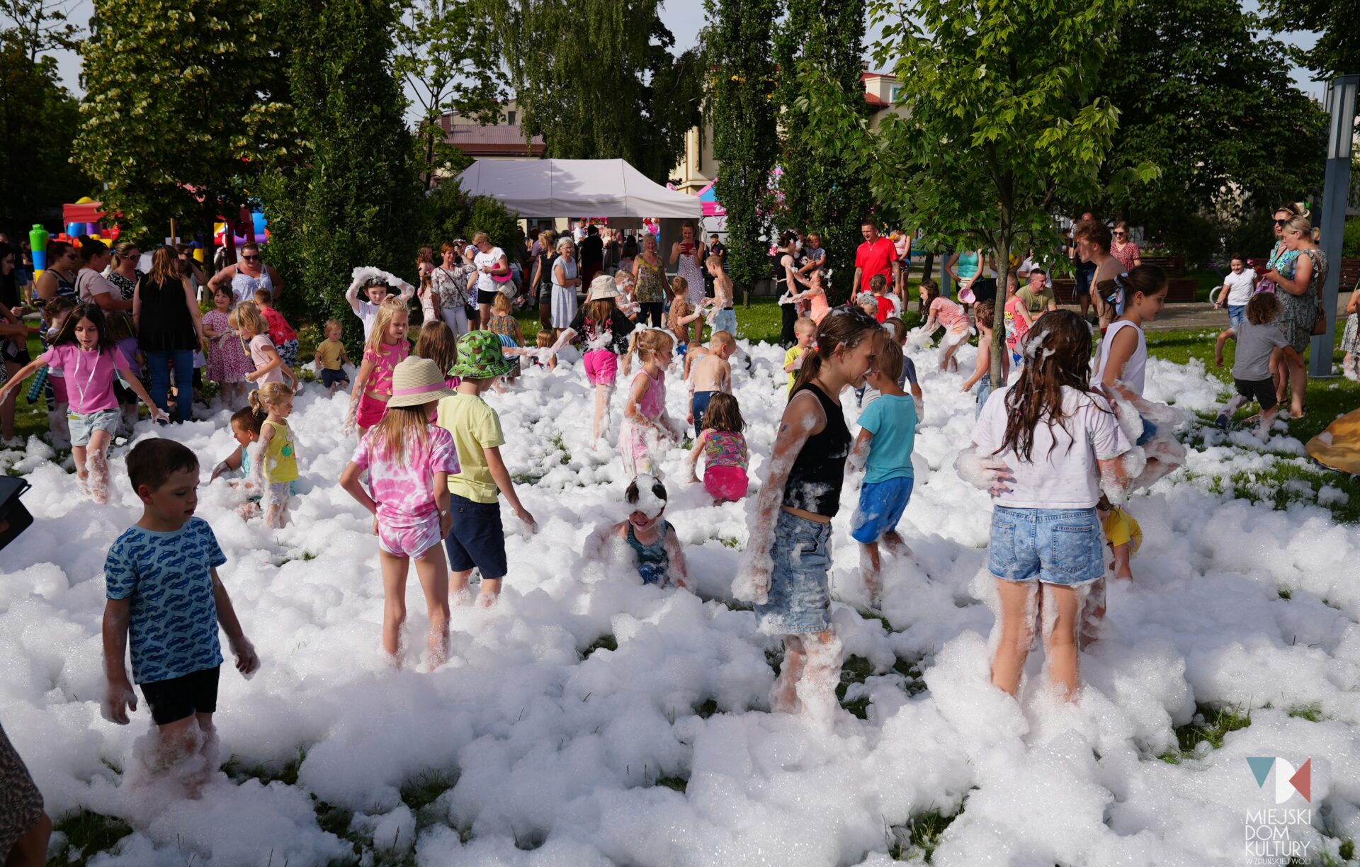 zdjęcia dotyczą imprezy plenerowej Dzień Dziecka, którą zorganizowaliśmy w nowym terminie 21 czerwca.