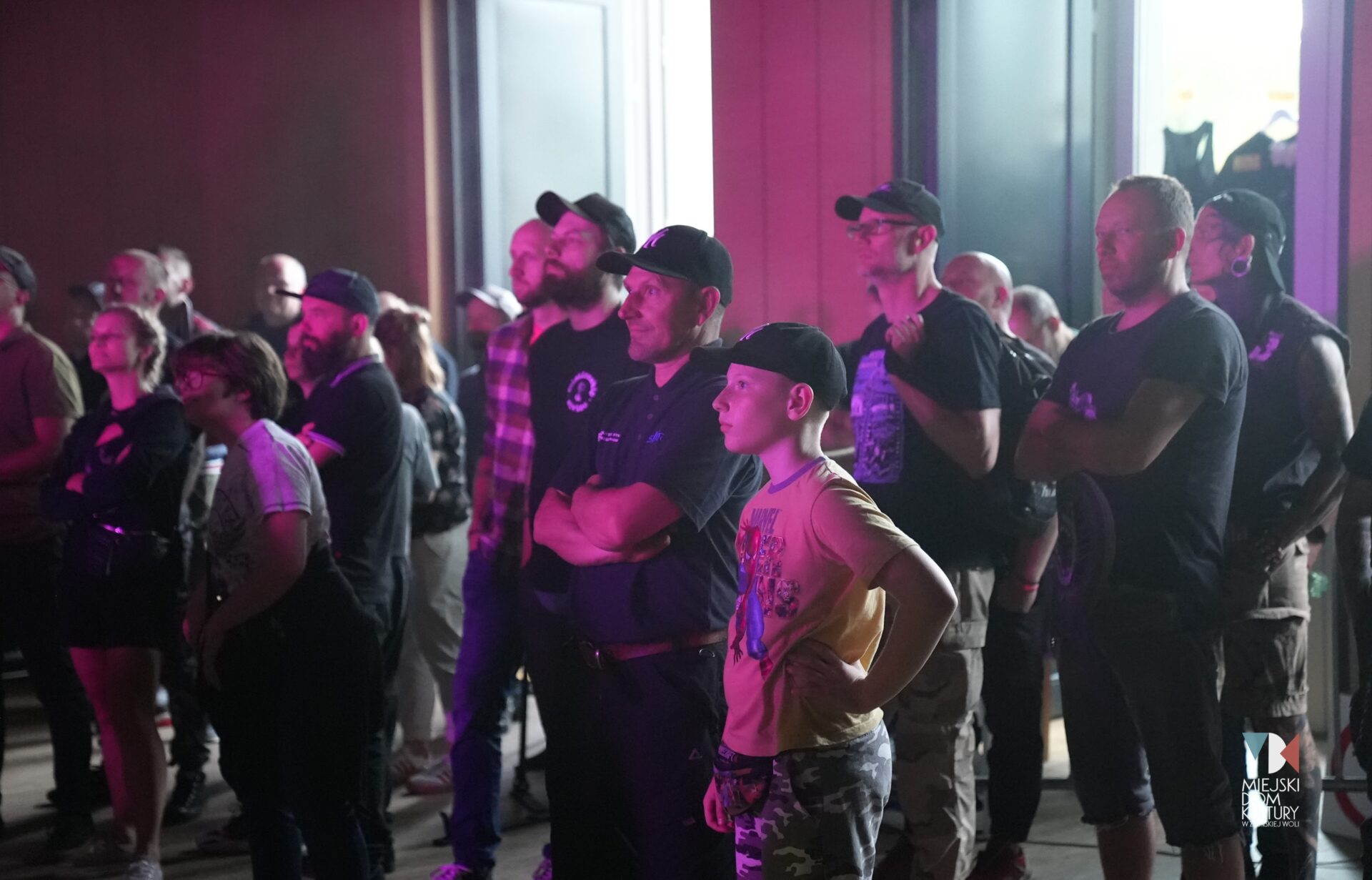 Zdjęcie przedstawia ludzi w sali kameralnej podczas koncertu zespołu Authority Zero