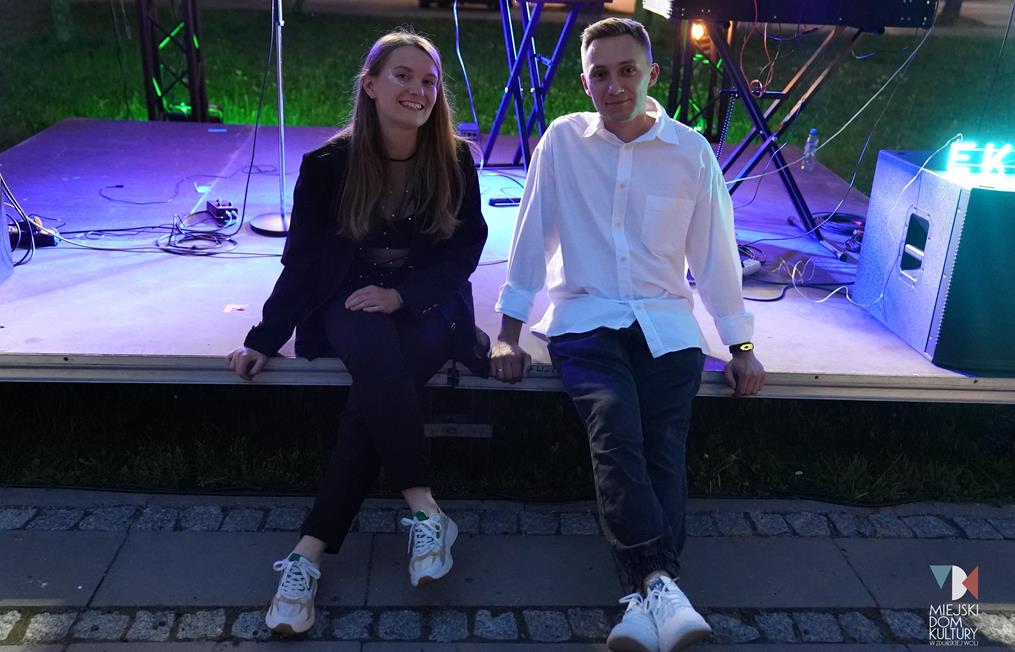 fotografia przedstawia kobietę i mężczyznę, którzy siedzą na scenie letniej przed Ratuszem. To muzycy zespołu EKHTO, którzy wystąpili z letnim koncertem 26 lipca.