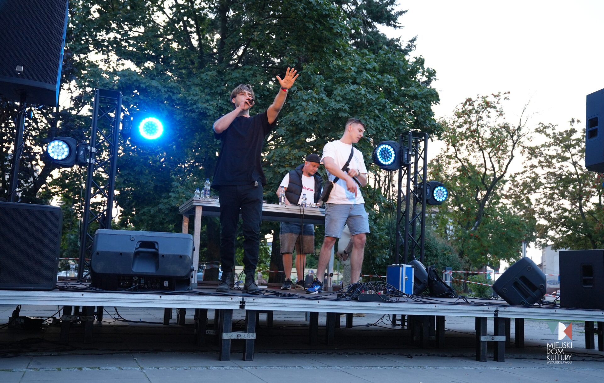 zdjęcie przedstawia dwóch muzyków na scenie przed Ratuszem, jeden z nich ubrany jest w czarny t-shirt, a drugi w biały