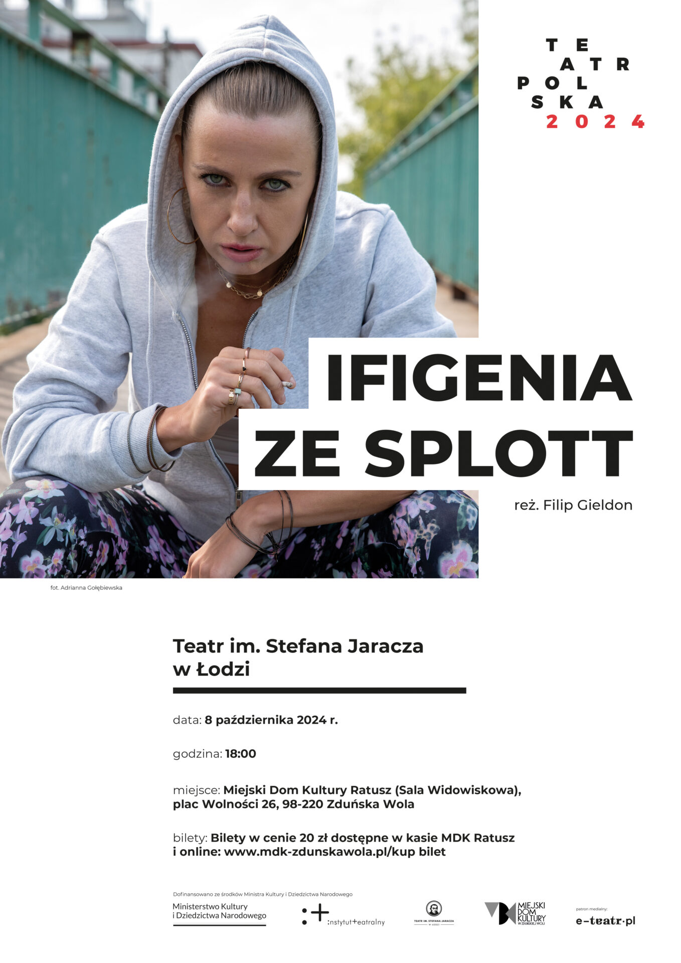 grafika przedstawia młodą kobietę, która siedzi w szarej bluzie z kapturem, to aktorka, która występuje w spektaklu IFIGENIA ZE SPLOTT. Spektakl zobaczyć można w MDK Ratusz 8 października o godzinie 18.00, bilety w cenie 20 zł dostępne w kasie i online