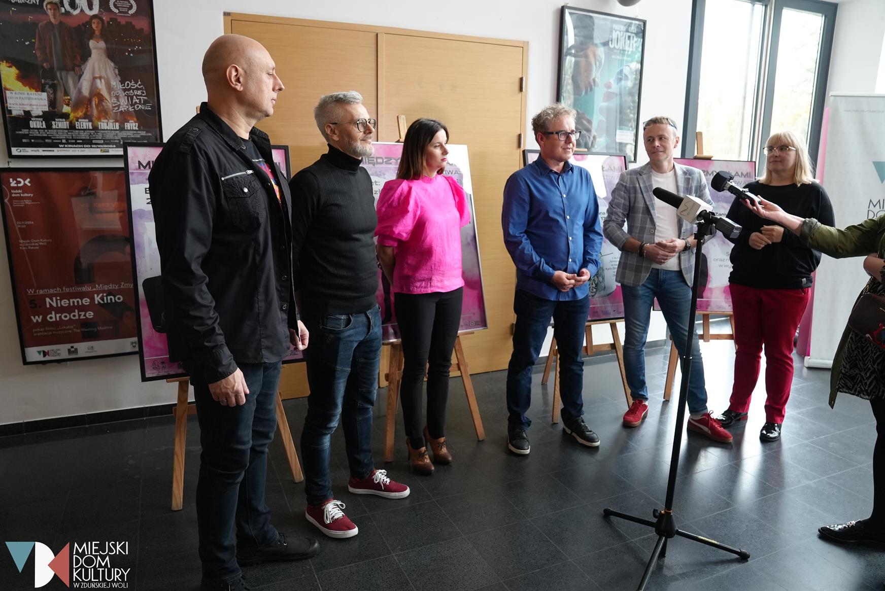 Zdjęcia przedstawiają 6 osób, 4 mężczyzn i 2 kobiety, którzy odpowiadają na pytania mediów. Pytania dotyczą festiwalu ,,między zmysłami"