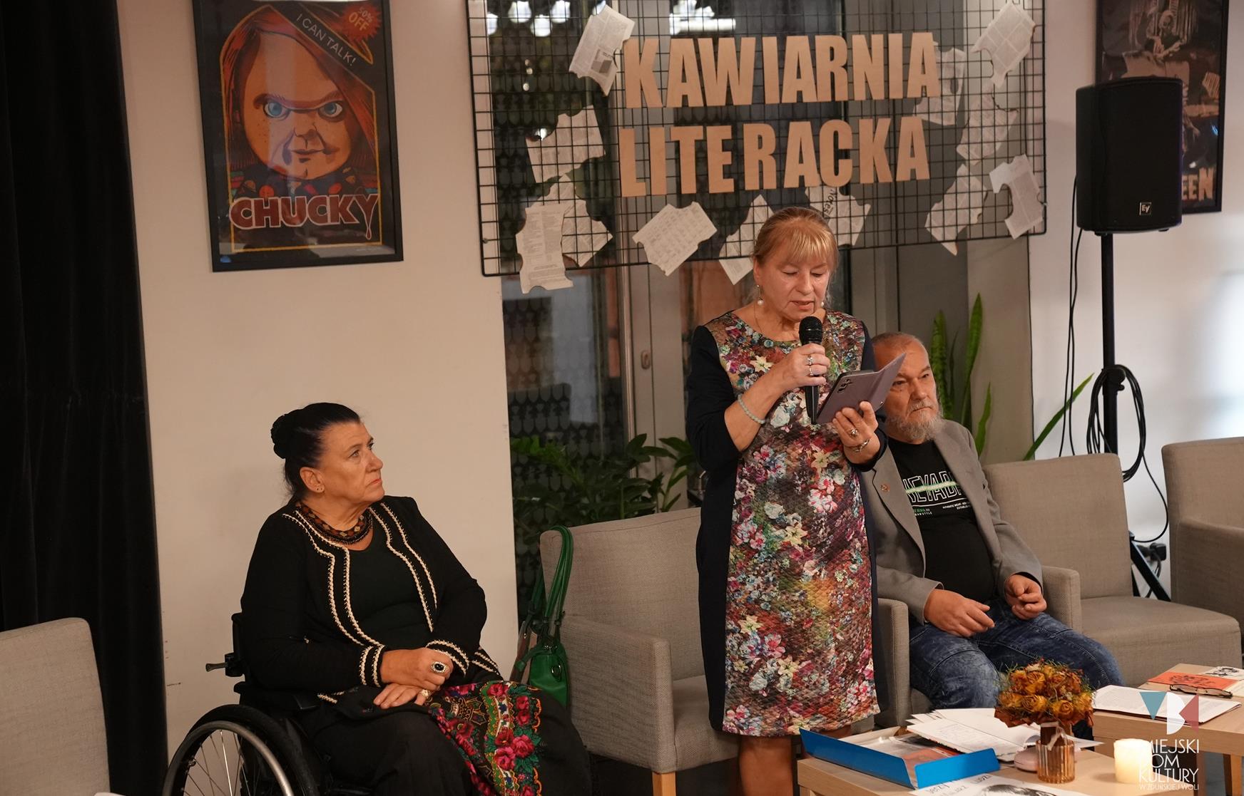 zdjęcie przedstawia poetów Klubu Literackiego Topola, dwie kobiety Annę Andrych i Lillę Latus i mężczyznę Tadeusza Zawadowskiego