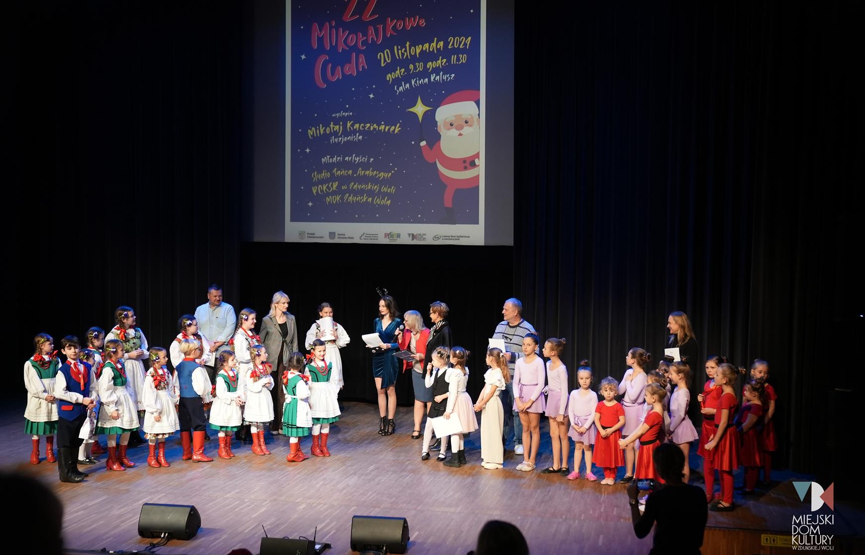 zdjęcie przedstawia wokalistów i tancerzy, występujących w koncercie Mikołajkowe Cuda