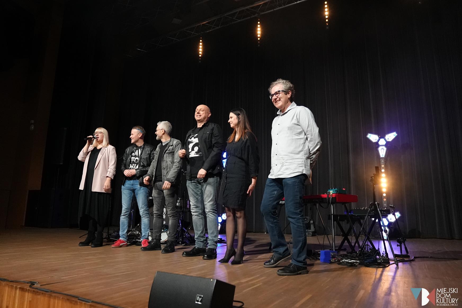 zdjęcie przedstawia organizatorów festiwalu Między Zmysłami 2 kobiety i czterech mężczyzn