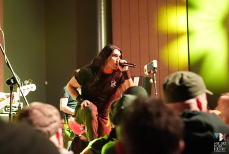 zdjęcie przedstawia długowłosego mężczyznę, wokalistkę zespołu Ignite, który zagrał 2 grudnia w MDK Ratusz