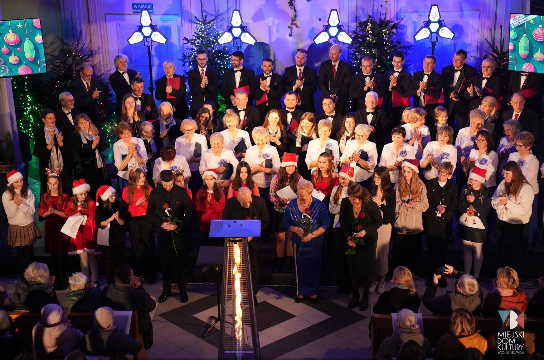 zdjęcie przedstawia chórzystki i chórzystów, artystów , dzieci młodzież i dorosłych, którzy wystąpili 6 stycznia podczas Miejskiego Kolędowania w Kościele Chrześcijan Baptystów Zduńskiej Woli