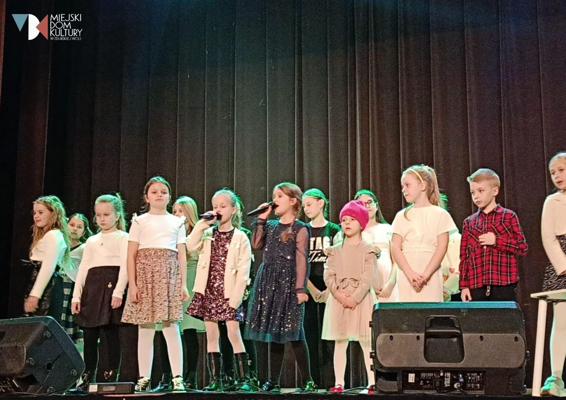 zdjęcie przedstawia dzieci na scenie w filii MDK os. Karsznice, wychowankowie zajęć tanecznych i wokalnych