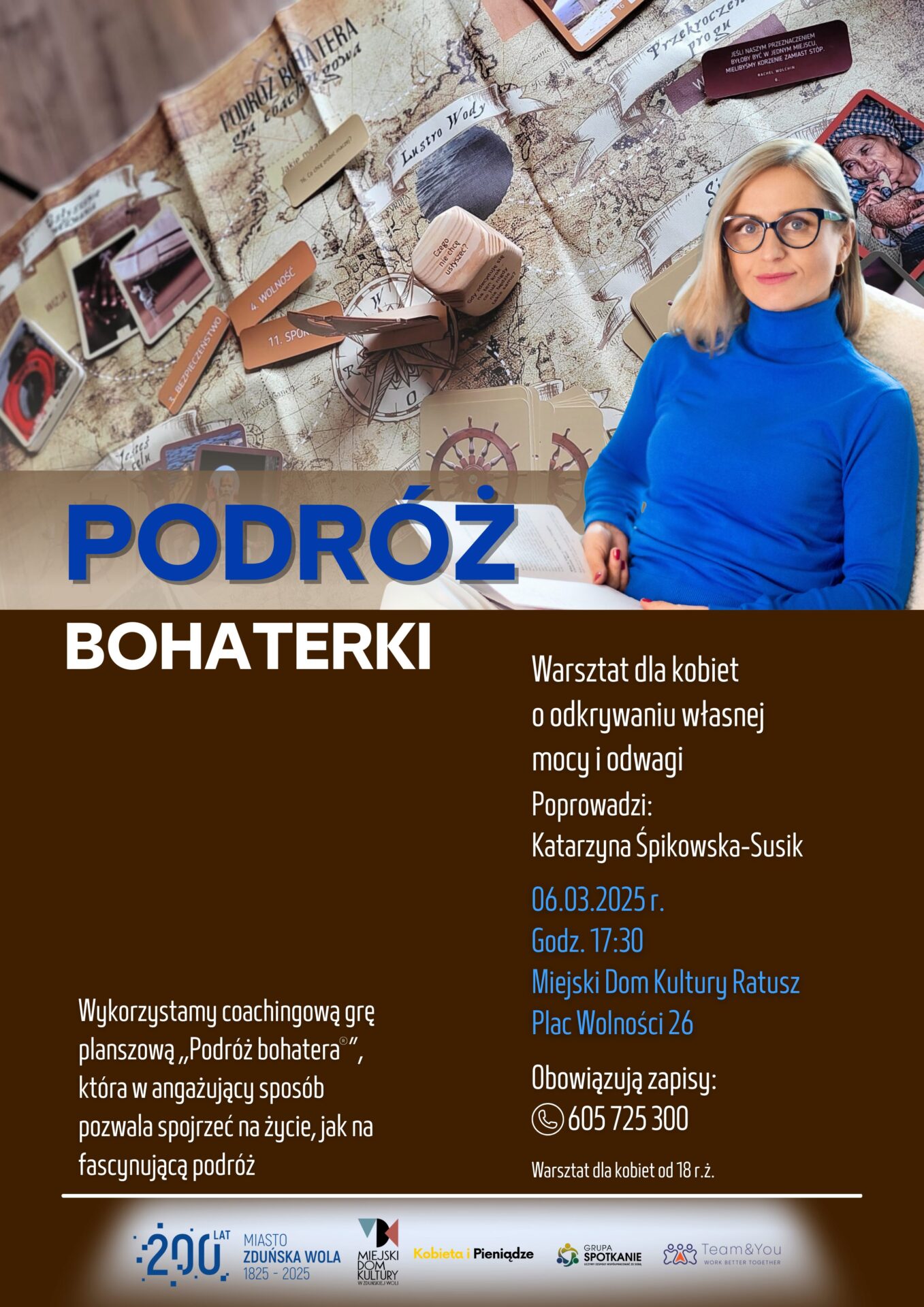 zdjęcie przedstawia kobietę na tle mapy, kobieta w jasnych blond włosach w okularach, w niebieskim golfie, to Katarzyna Śpiwkowska-Susik, która poprowadzi bezpłatne warsztaty dla kobiet 6 marca o godzinie 17.30