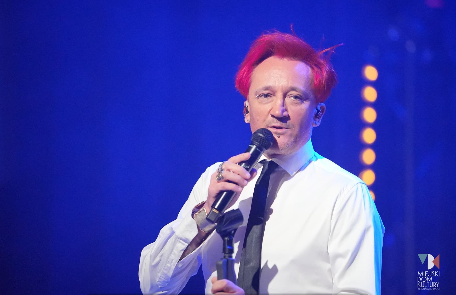 Zdjęcie przedstawia wokalistę zespołu Ich Troje Michała Wiśniewskiego, który wystąpił dla zduńskowolskiej publiczności, artysta krótko ścięty w czerwonych włosach
