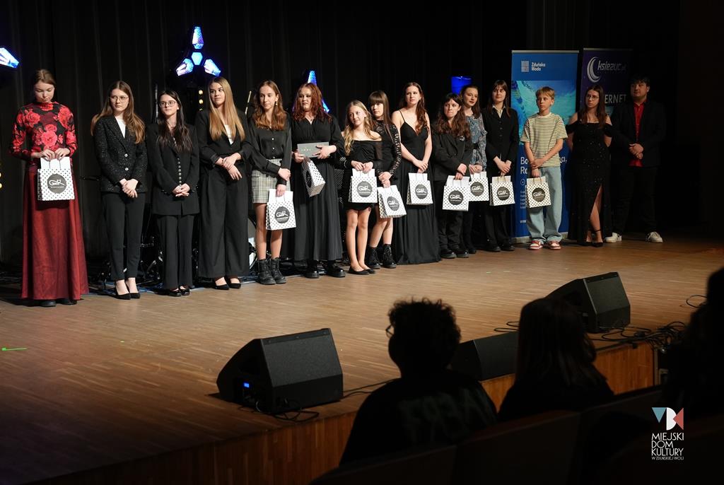 zdjęcie przedstawia kilkanaście osób na scenie w sali widowiskowej MDK Ratusz, to laureaci Konkursu Piosenki Angielskiej U Can Sing