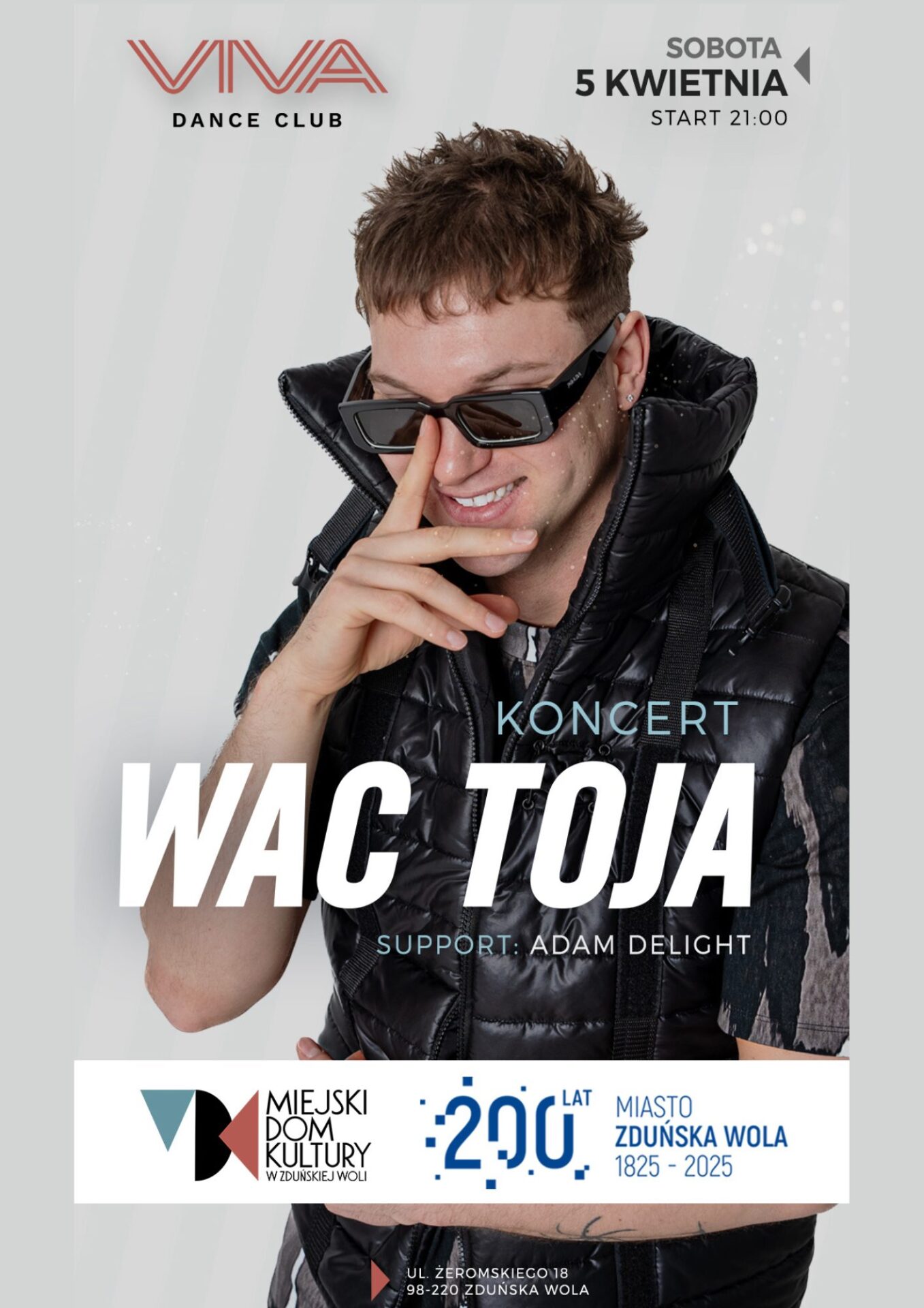 Zdjęcie przedstawia mężczyznę w ciemnych włosach i czarnych okularach, to wokalista WAC TOJA, który wystąpi 5 kwietnia o 21.00 w VIVA DANCE CLUB