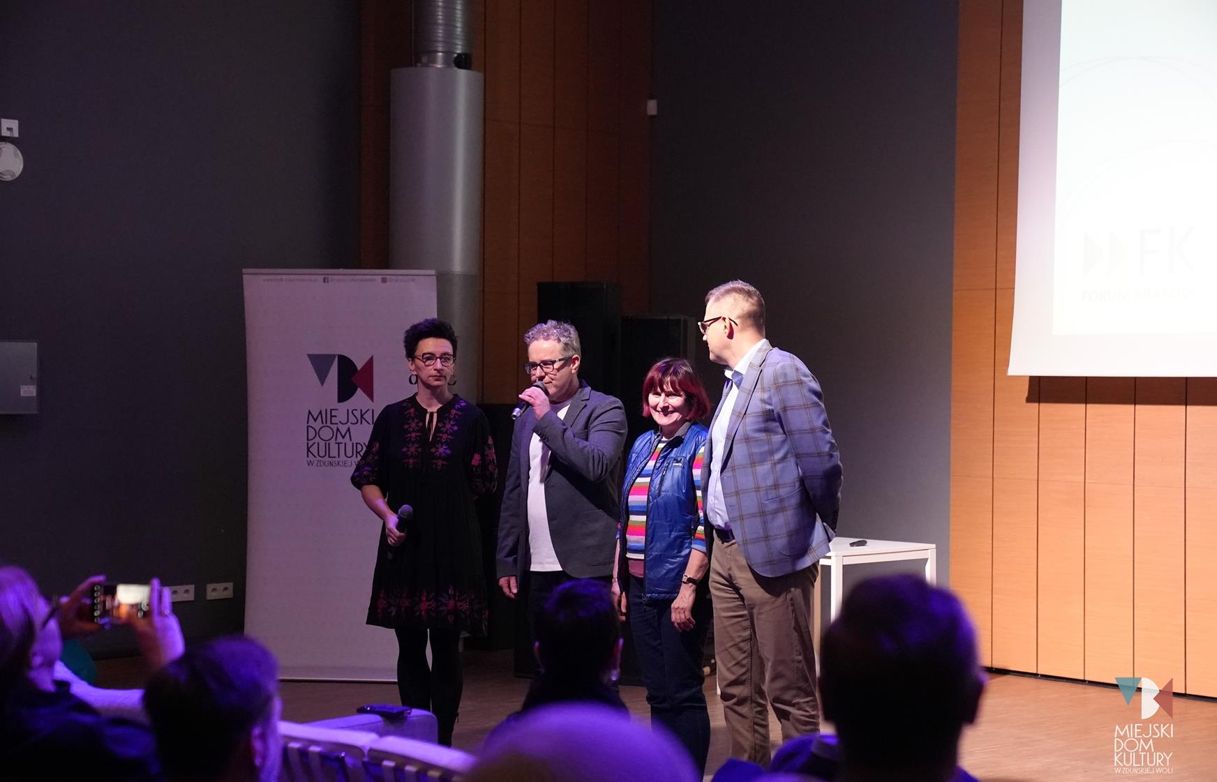 zdjęcie dotyczy spotkania Forum Kraków, jakie odbyło się w MDK Ratusz, 31 marca , przedstawia cztery osoby dwóch mężczyzn i dwie kobiety.