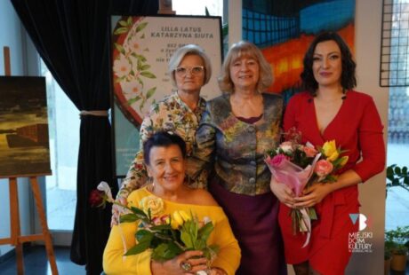 zdjęcie przedstawia cztery kobiety, jedna z nich jest na w&oacute;zku inwalidzkim, to zduńskowolskie poetki: Joanna Sychniak-Paterek, Lilla Latus, Anna Andrych i Katarzyna Siuta