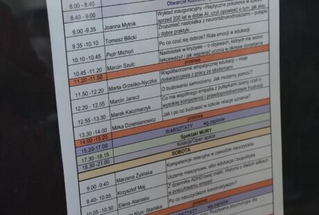 zdjęcie przedstawia plakat biały na drzwiach do sali widowiskowej MDK