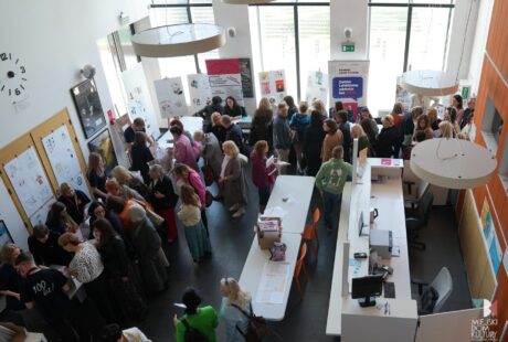 zdjęcie przedstawia tłum ludzi w holu przed kasą MDK Ratusz