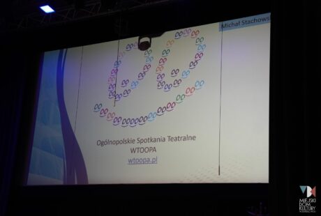 zdjęcie przedstawia planszę kinową z napisem WTOOPA Ogólnopolskie Spotkania Teatralne, plansza białego koloru