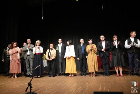 zdjęcie przedstawia kilkanaście osób aktorów, kobiety i mężczyzn, którzy grają w Teatrze Okazjonalnym w Zduńskiej Woli