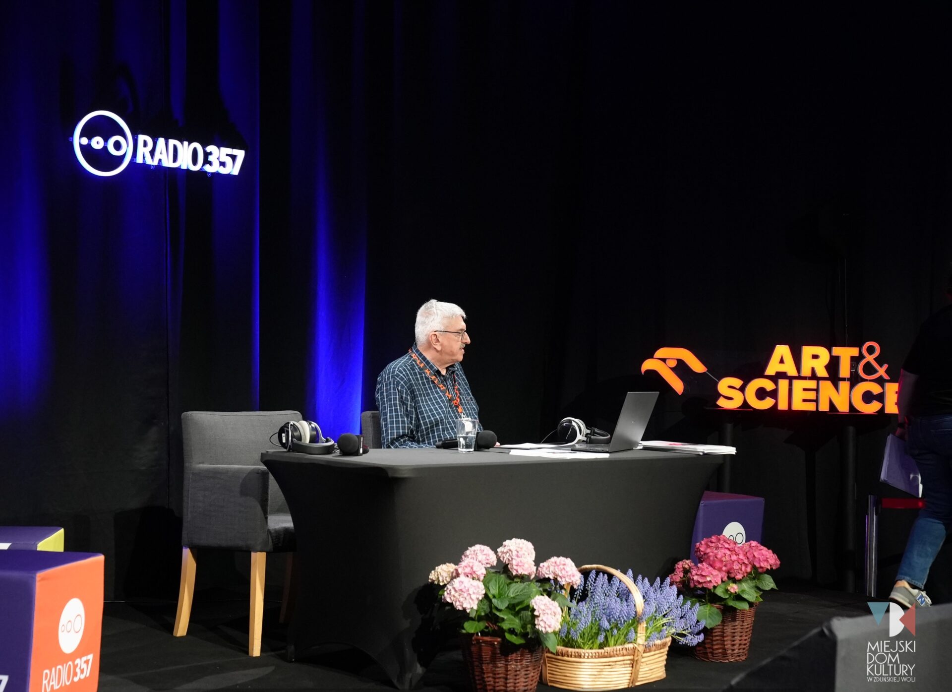 zdjęcie przedstawia dziennikaraz radiowego Marka Niedźwieckiego, starszego mężczyznę w siwych włosach w okularach