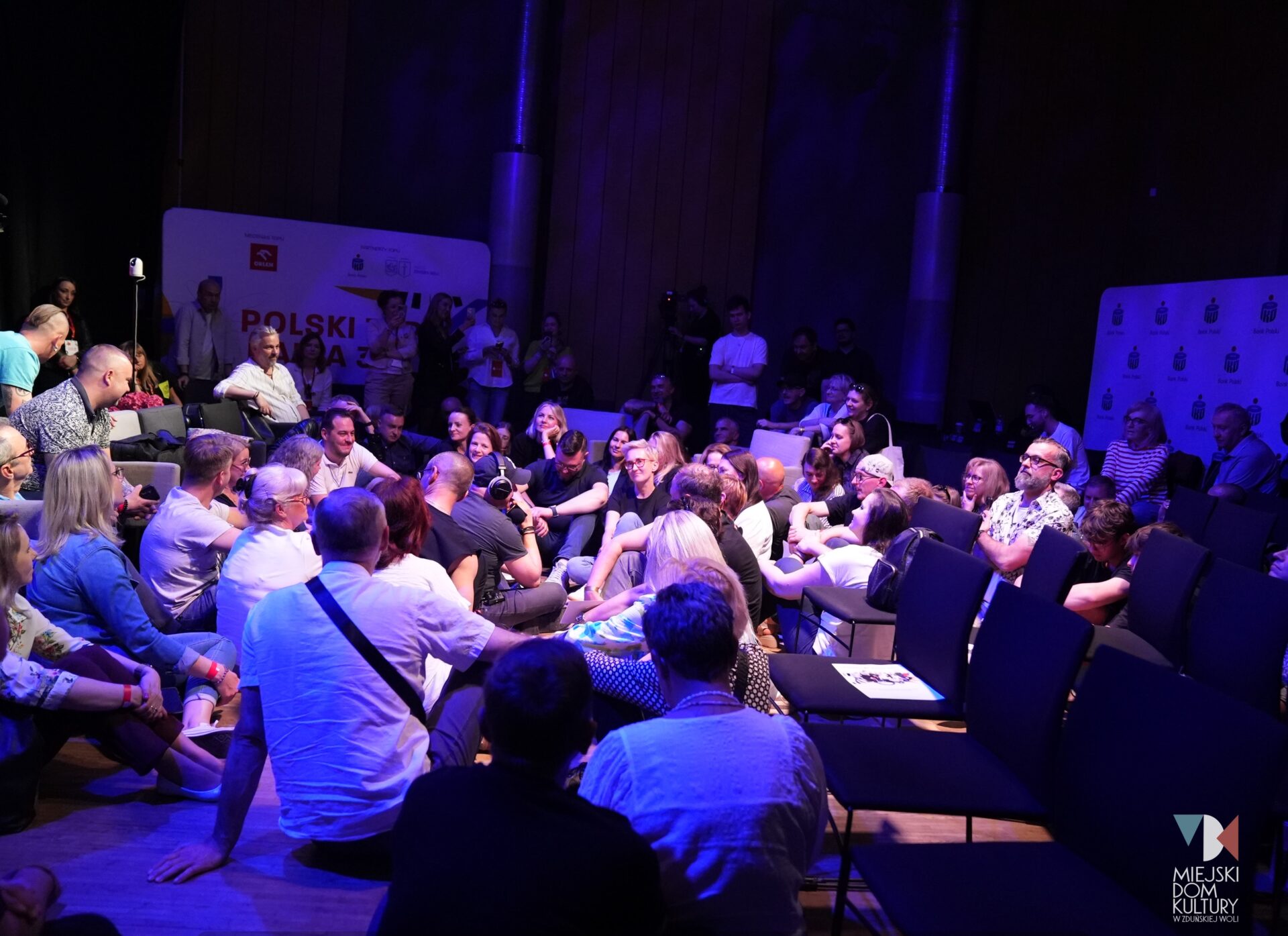 zdjęcie przedstawia kilkanaście osób, które siedzą w kręgu, to widownia i dziennikarze Radia 357