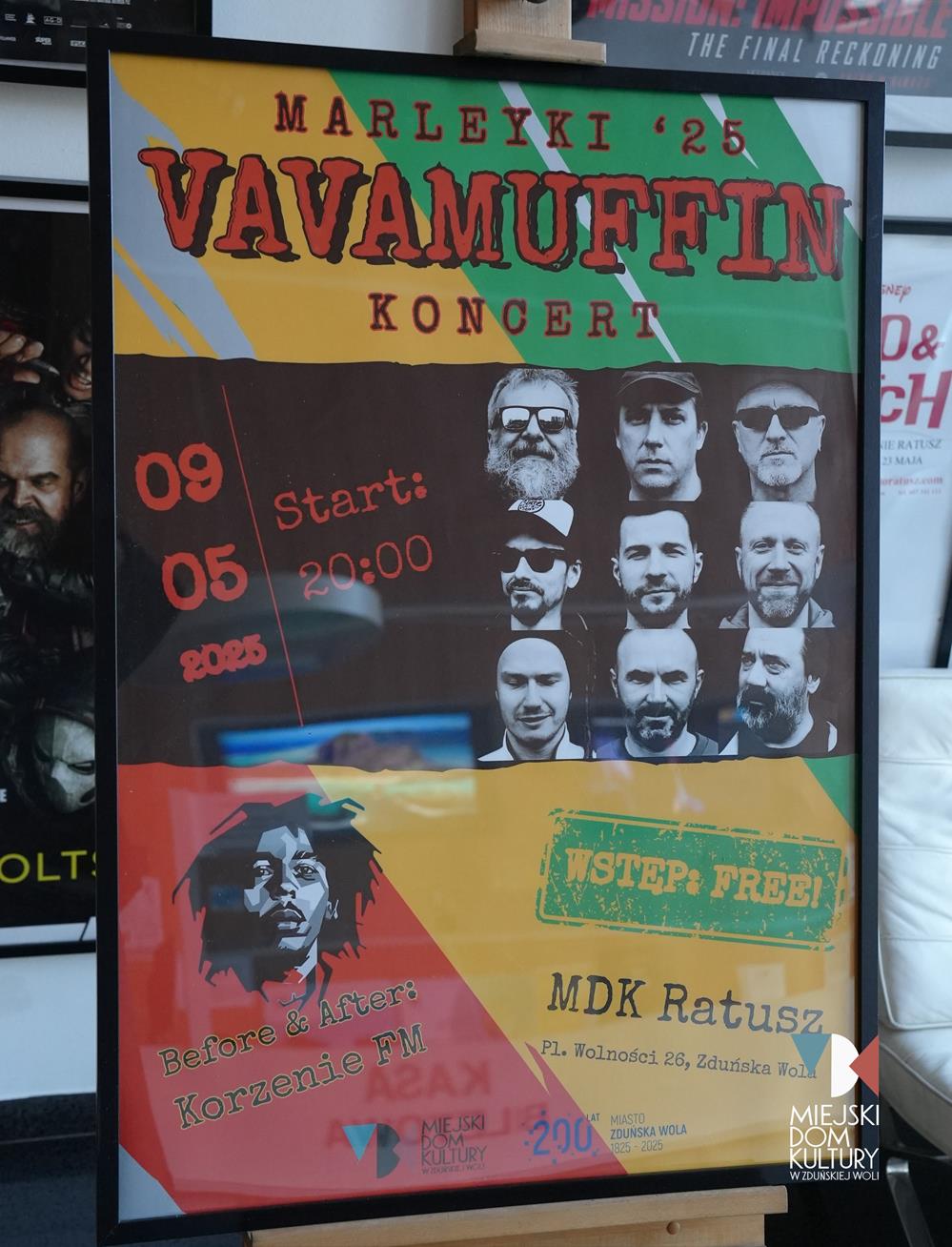 zdjęcie przedstawia zielono-czerwono-żółty plakat z czarno-białymi zdjeciami to grupa Vavamuffin, która uświetniła tegoroczne Marleyki
