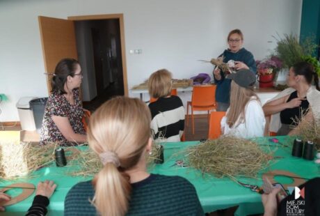 zdjęcie przedstawia uczestniczki spotkania warsztatowego, kobiety w młodym i średnim wieku, które tworzyły bukiety naturalistyczne
