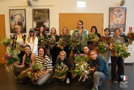 zdjęcie przedstawia 16 kobiet, które brały udział w warsztatach naturalistycznych