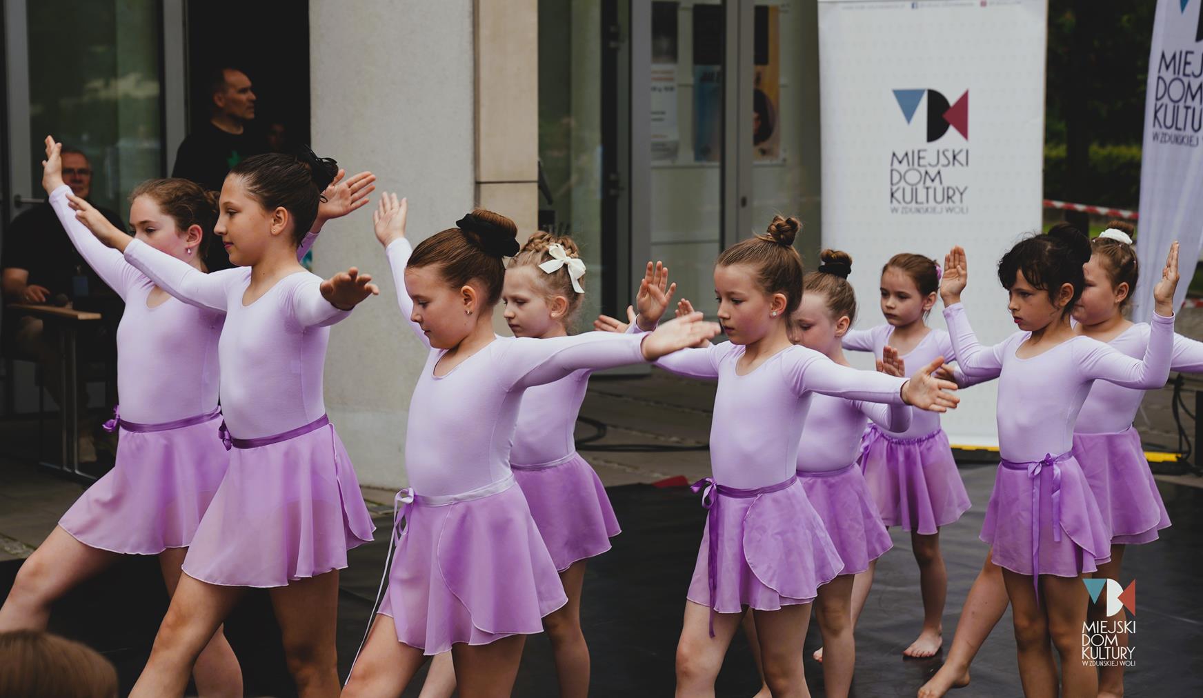 zdjęcie przedstawia formację taneczną Agat , w fioletowych strojach i z upiętymi w kok włosami