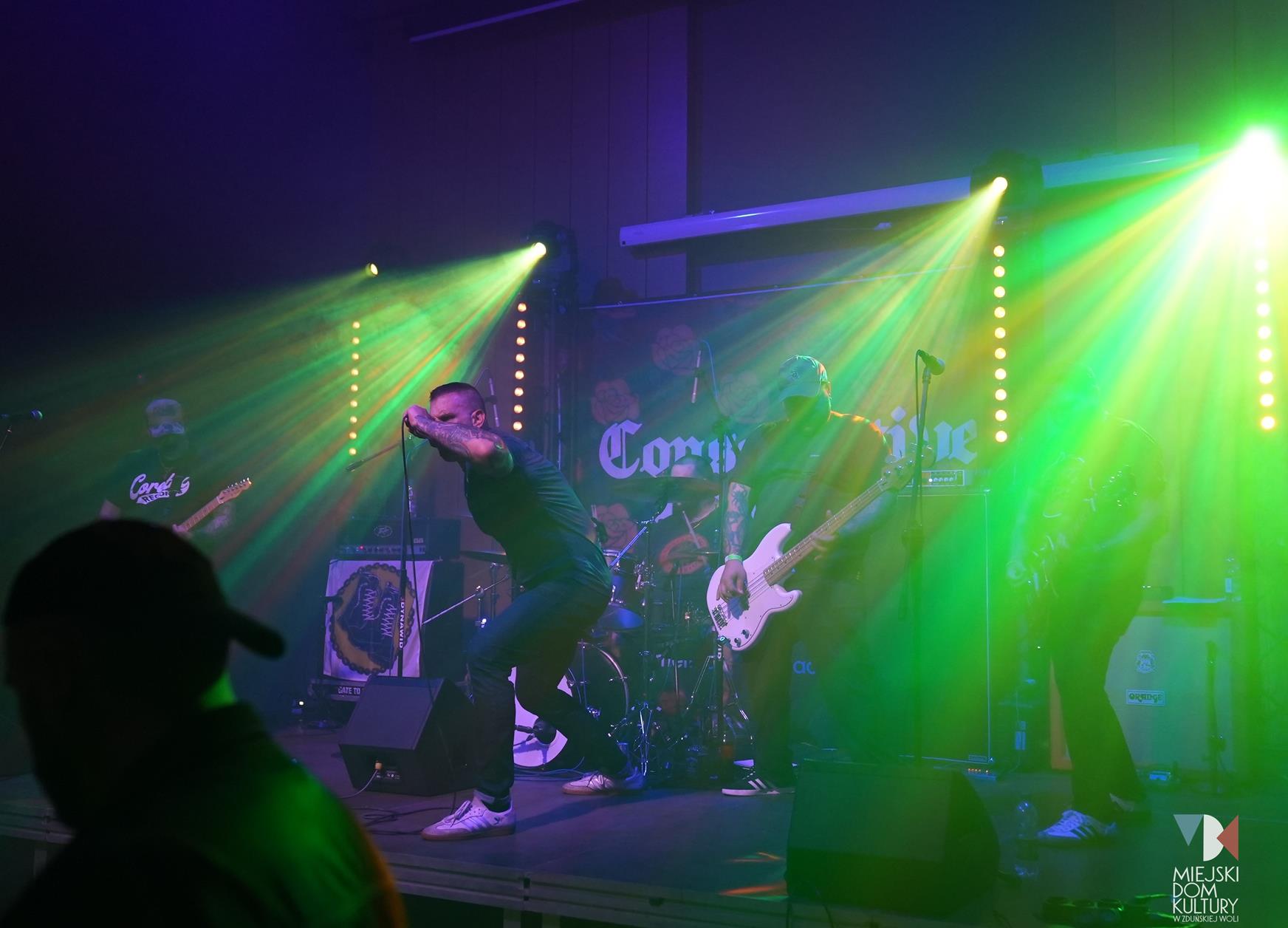 zdjęcie przedstawia muzyków grupy Conservative Military Image z Usa na scenie w sali kameralnej Ratusza podczas wakacyjnej odsłony sceny alternatywnej.
