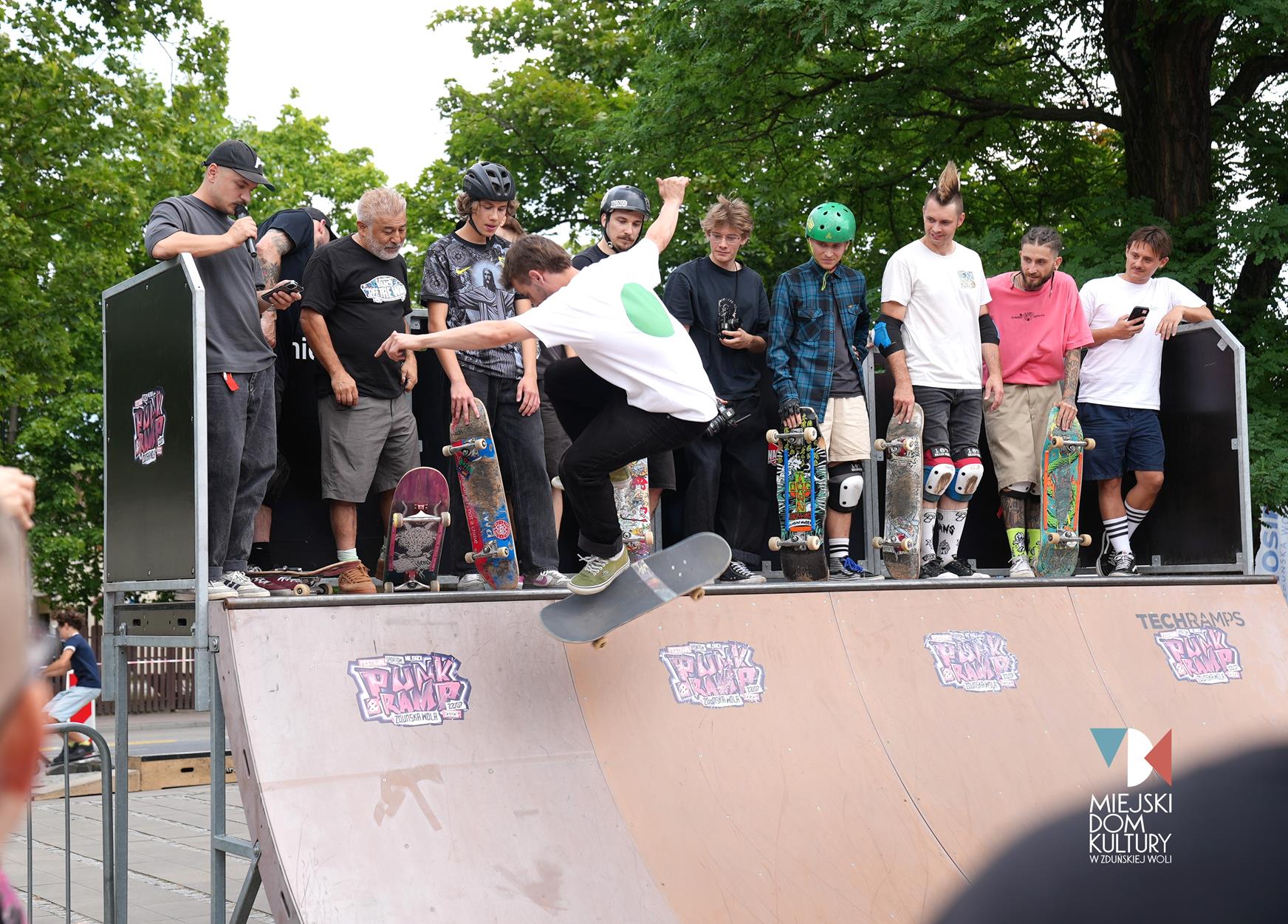 zdjęcie przedstawia deskorolkowców na rampie ustawionej w centrum Zduńskiej Woli przy pl. Wolności.