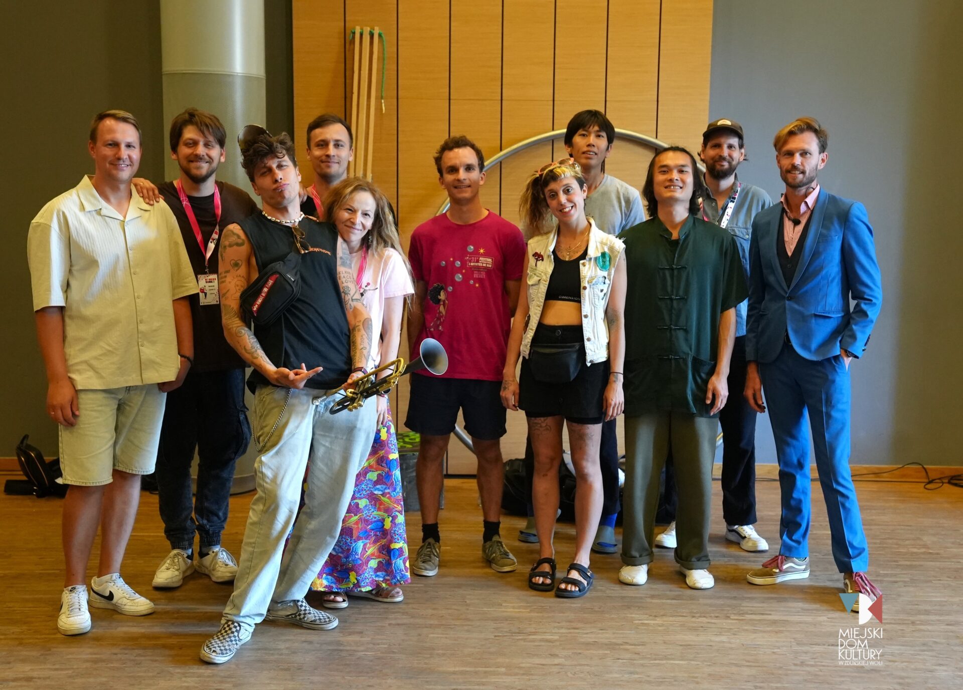 zdjęcie przedstawia buskerów, performerów artystów ulicznych, na zdjęciu jest kilkanaście osób