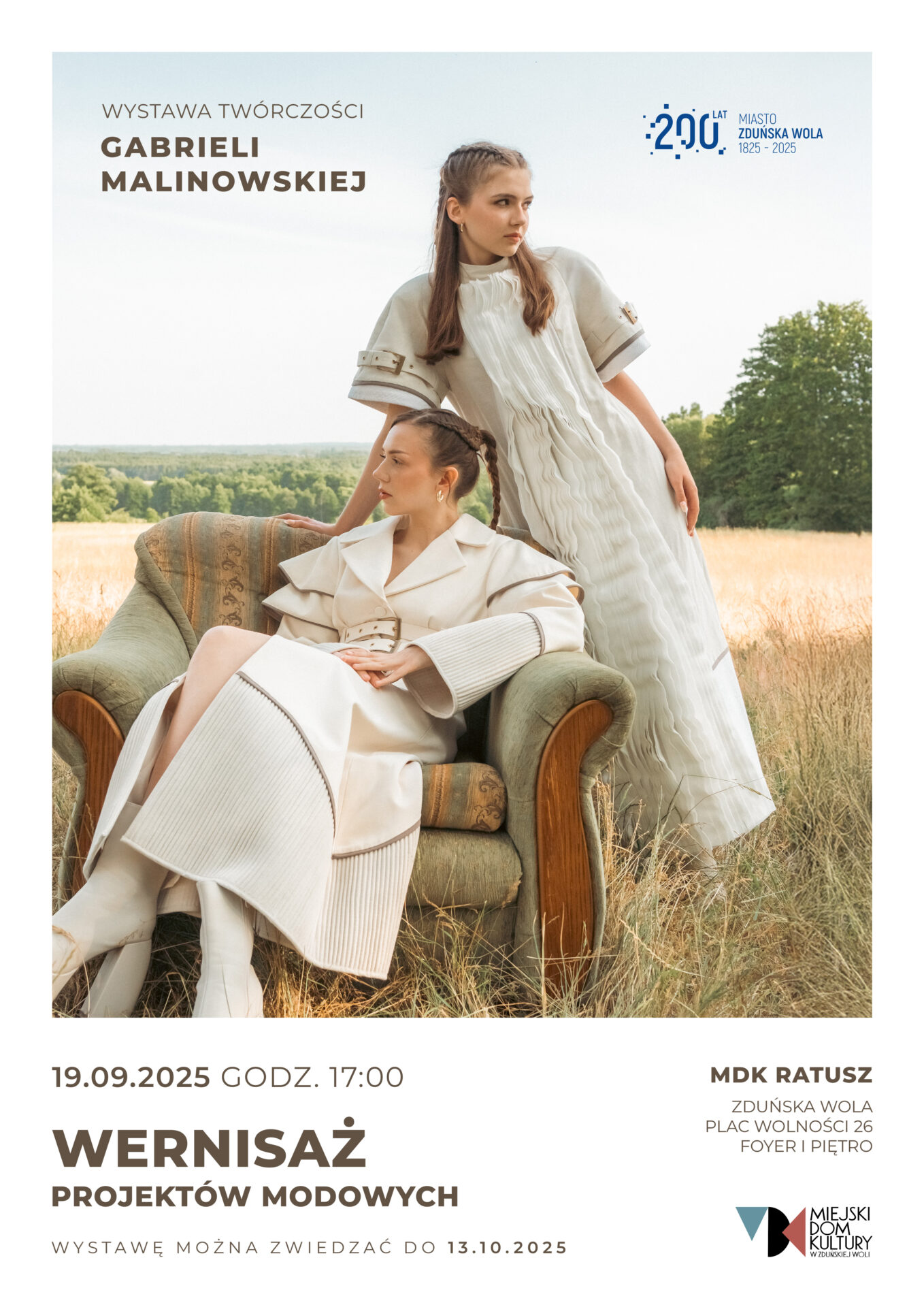 plakat przedstawia dwie kobiety w białych strojach na tle pola, to zapowiedź wystawy twórczości Gabrieli Malinowskiej