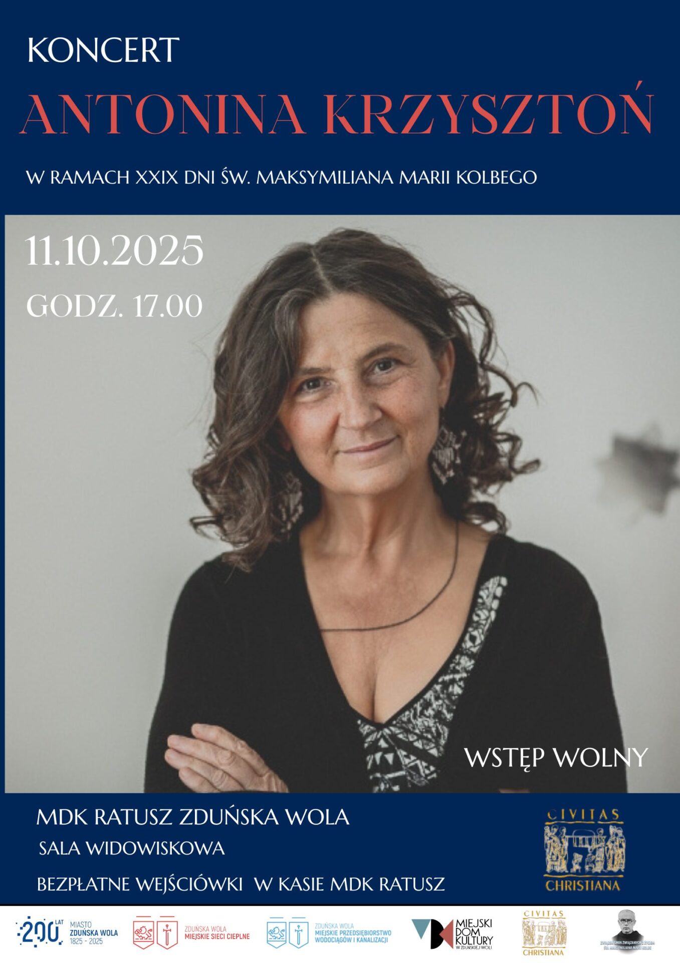 zdjęcie przedstawia kobietę w średnim wieku, uśmiechniętą, z włosami do ramion, to Antonina Krzysztoń, któa wystąpi 12 października o godzinie 17.00 w sali widowiskowej Ratusz