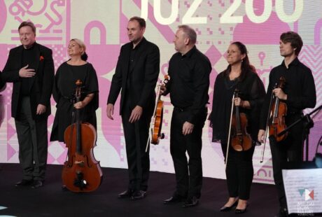 zdjęcie przedstawia wybitnych muzyków prof. Karola Radziwonowicza i kwintet Solisti Di Varsawia na cenie w Ratuszu