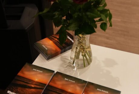 zdjęcie przedstawia najnowszy tomik poetycki Anna Andrych, poetki kt&oacute;ra 4 października promowała sw&oacute;j najnowszy tomik ,,Wychodzę na brzeg"