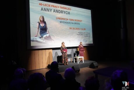 zdjęcie przedstawia dwie kobiety, jedna siedzi, druga stoi to Wioletta Jagiełło i Anna Andrych podczas promocji nowego tomu poetyckiego ,,wychodzę na brzeg"