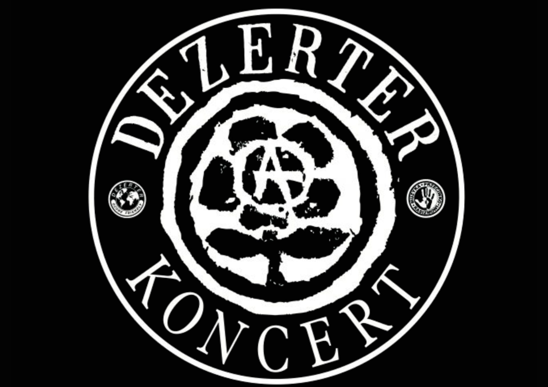 czarne tło, na nim białe koło z literami w środku, to logo zespołu dezerter, który zagra 31 stycznia w MDK Ratusz