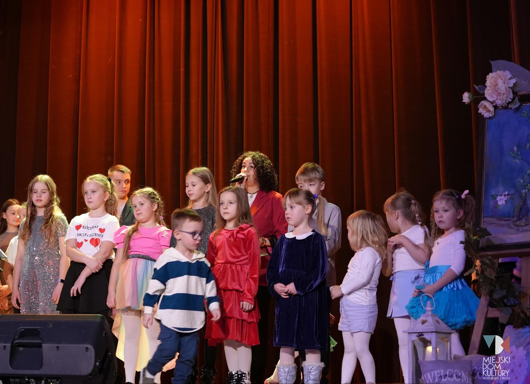 zdjęcie przedstawia kilkadziesiąt osób, na scenie w fili MDK Karsznice, to dzieci i młodzież uczęszczający na zajęcia do filii w Karsznicach