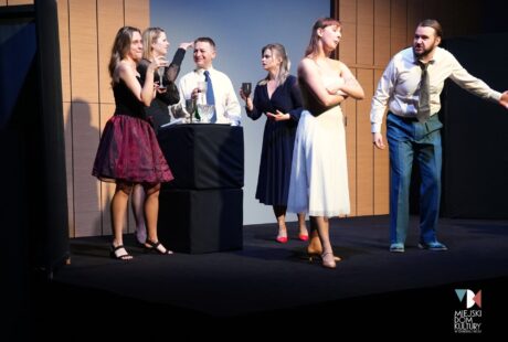 zdjęcie przedstawia kilkanaście osób na scenie, to aktorzy teatru po godzinach, którzy wystąpili w spektaklu ,,Zjednoczenie dwóch Korei" w reżyserii Zbigniewa Rudeckiego