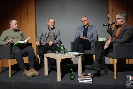 zdjęcie przedstawia czterech mężczyzn podczas spotkania autorskiego nt. żołnierzy wyklętych