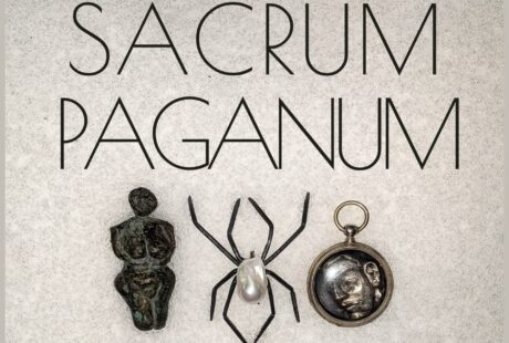 zdjęcie przedstawia biżuterię wykonaną przez Kubę Pawelca, szare tło plakatu na nim trzy elementy biżuterii