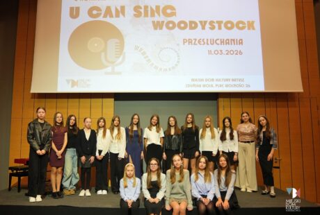 zdjęcie przedstawia kilkanaście os&oacute;b, to młodzież kt&oacute;ra brała udział w konkursie piosenki Angielskiej U Can Sing WOODYSTOCK