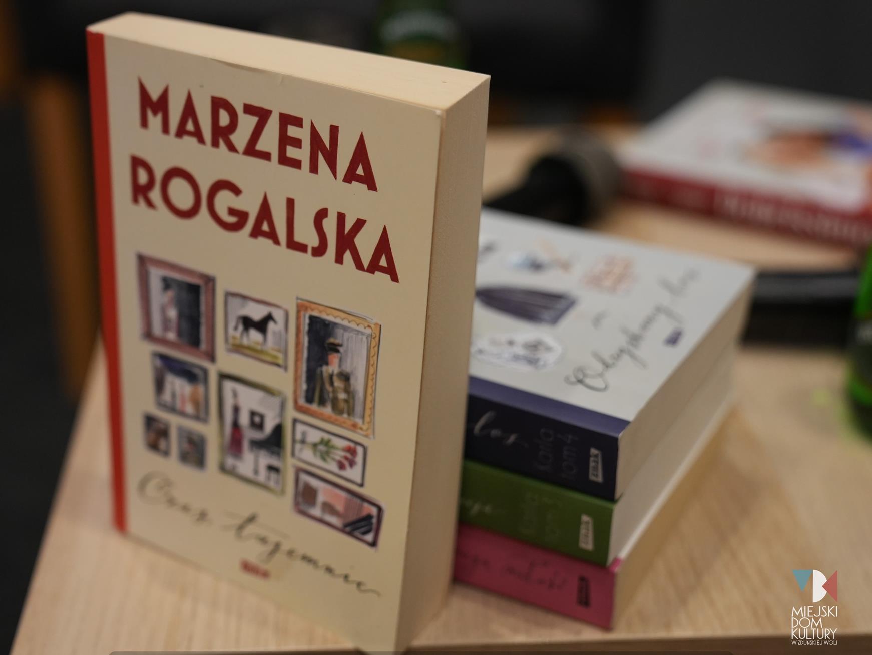 zdjęcie przedstawia ksiąźkę, jasna okładka z czerwonym napisem Marzena Rogalska