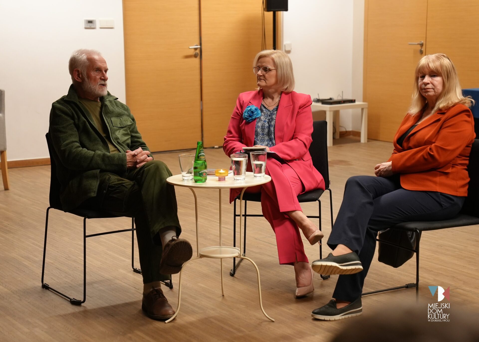 zdjęcie przedstawia trzy osoby, dwie kobiety i mężczyznę w średnim wieku